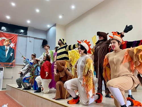 Kaymakamımız Sayın Görkem NALÇACI Manisa Büyükşehir Belediyesi Şehir tarafından ilçemizde sergilenen çocuk tiyatrosu etkinliğine katıldı.