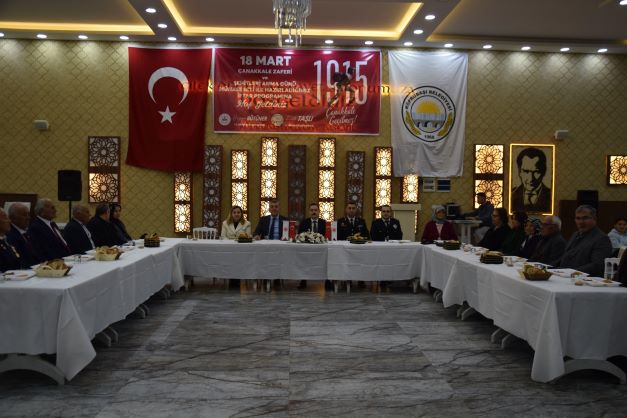 Kaymakamlığımız ve İlçe Belediye Başkanlığı tarafından, 18 Mart Şehitlerimizi Anma Günü münasebetiyle iftar programı düzenlendi.