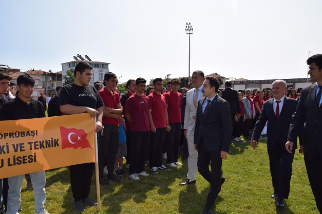 Kaymakamımız Sn Hüseyin BÜTÜNER 19 Mayıs Atatürk'ü Anma , Gençlik ve Spor Bayramı Münasebetiyle düzenlenen kutlama programına katıldı.