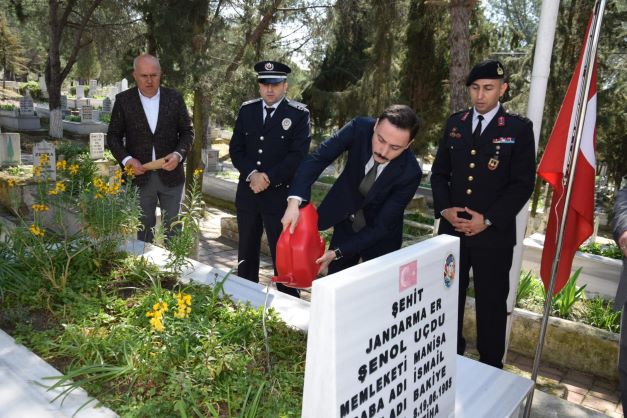 Kaymakamımız Sn Hüseyin BÜTÜNER 18 Mart Çanakkale Zaferi'nin 110'ncu yıldönümünde Şehit ve Gazilerimizi Mezarları başında dualarla andı.