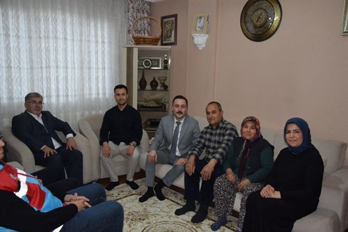  Kaymakamımız Sn. Hüseyin BÜTÜNER, 2025 yılının #AileYılı ilan edilmesi çerçevesinde Bayram Ali ve Ümmü GÜVEN ailesine konuk oldu.